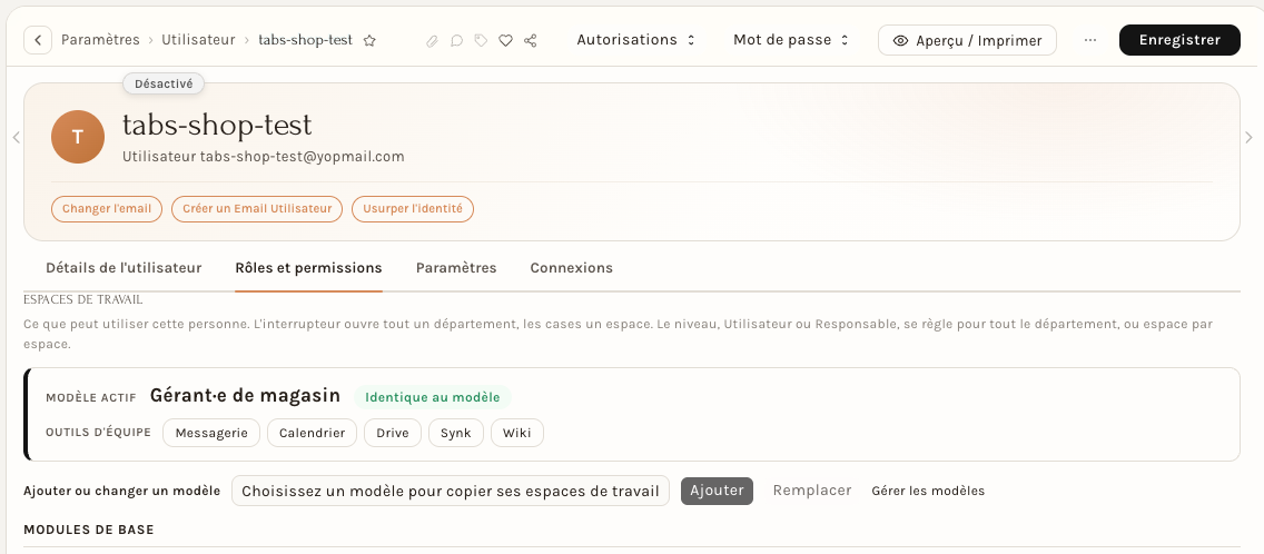 L'onglet Rôles et permissions : le modèle actif, les outils d'équipe et le choix d'un autre modèle, au-dessus des départements